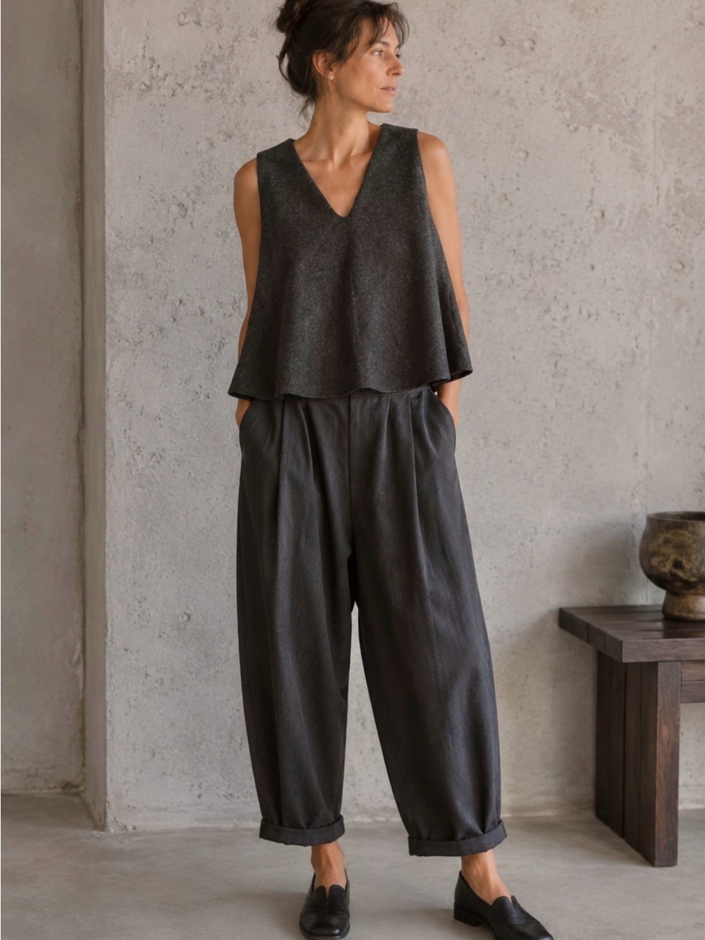HACHE Womens Size 42 (US 4-6) Dark Gray Sleeveless Wool Swing Top V-Neck